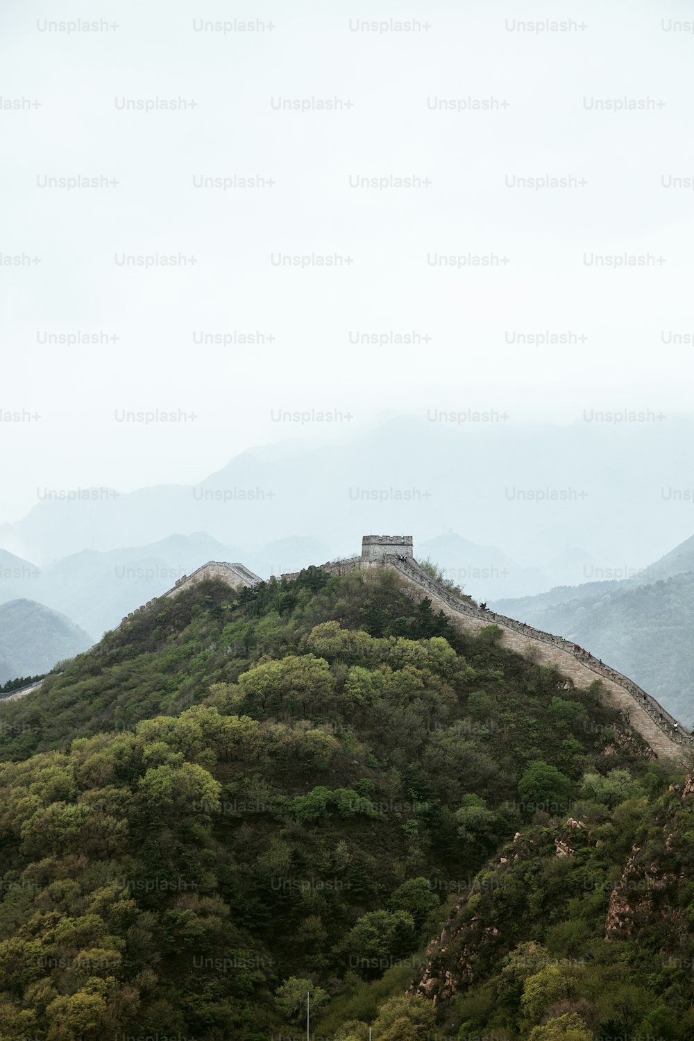 La Grande Muraglia cinese in una giornata nuvolosa