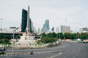 Una vista de una ciudad con un gran monumento en medio de la carretera