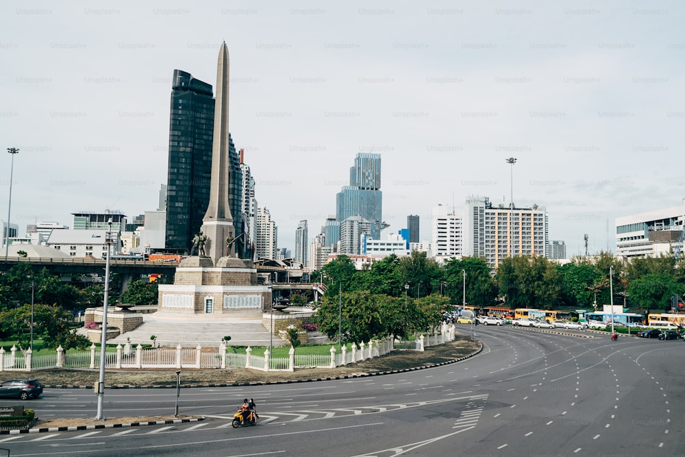 une vue d’une ville avec un grand monument au milieu de la route