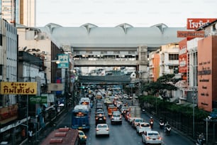 Una strada cittadina piena di traffico