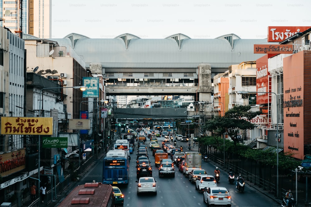 uma rua da cidade cheia de muito trânsito