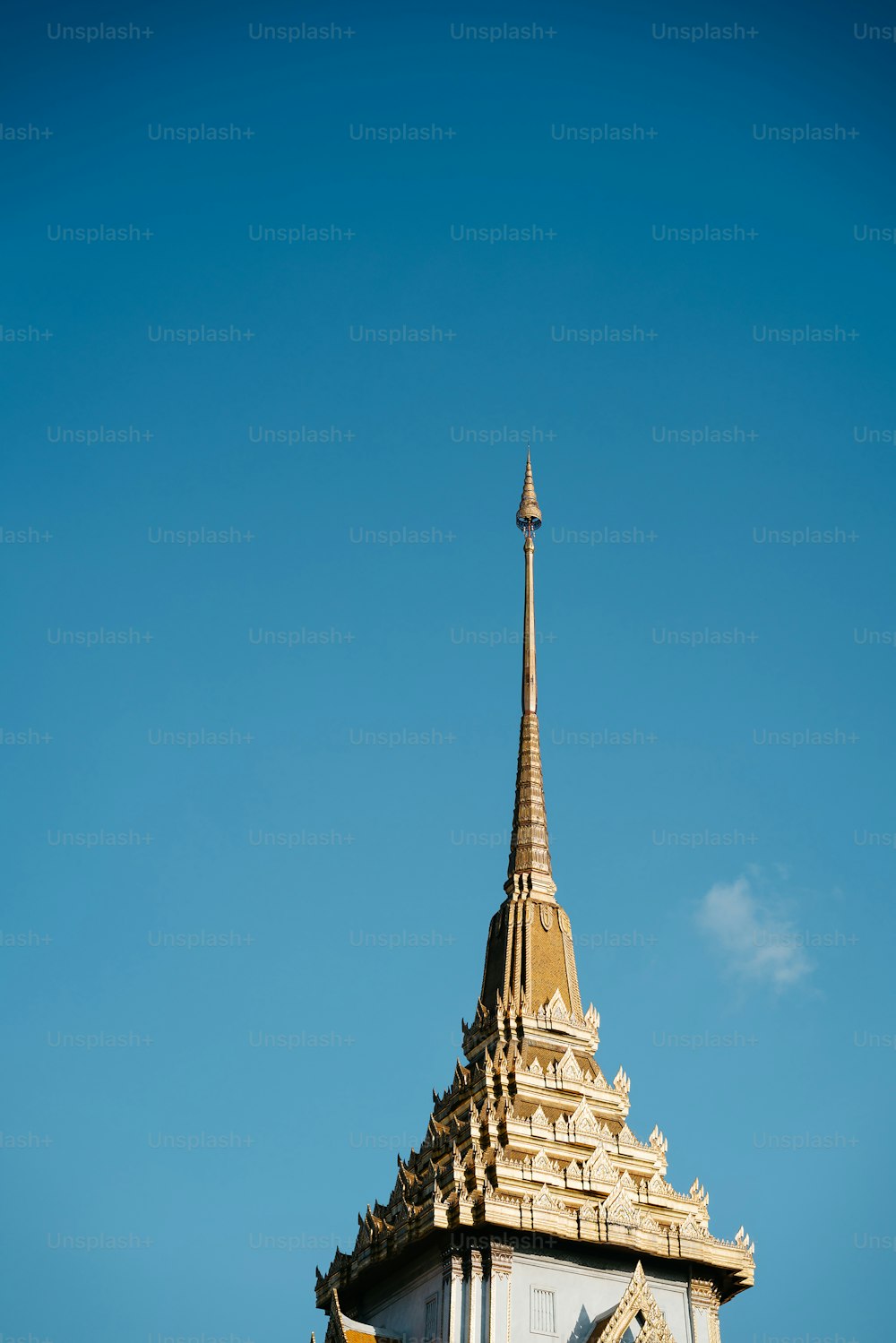 ein hoher Glockenturm mit Himmelshintergrund