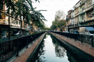 Ein Kanal, der neben hohen Gebäuden durch eine Stadt verläuft