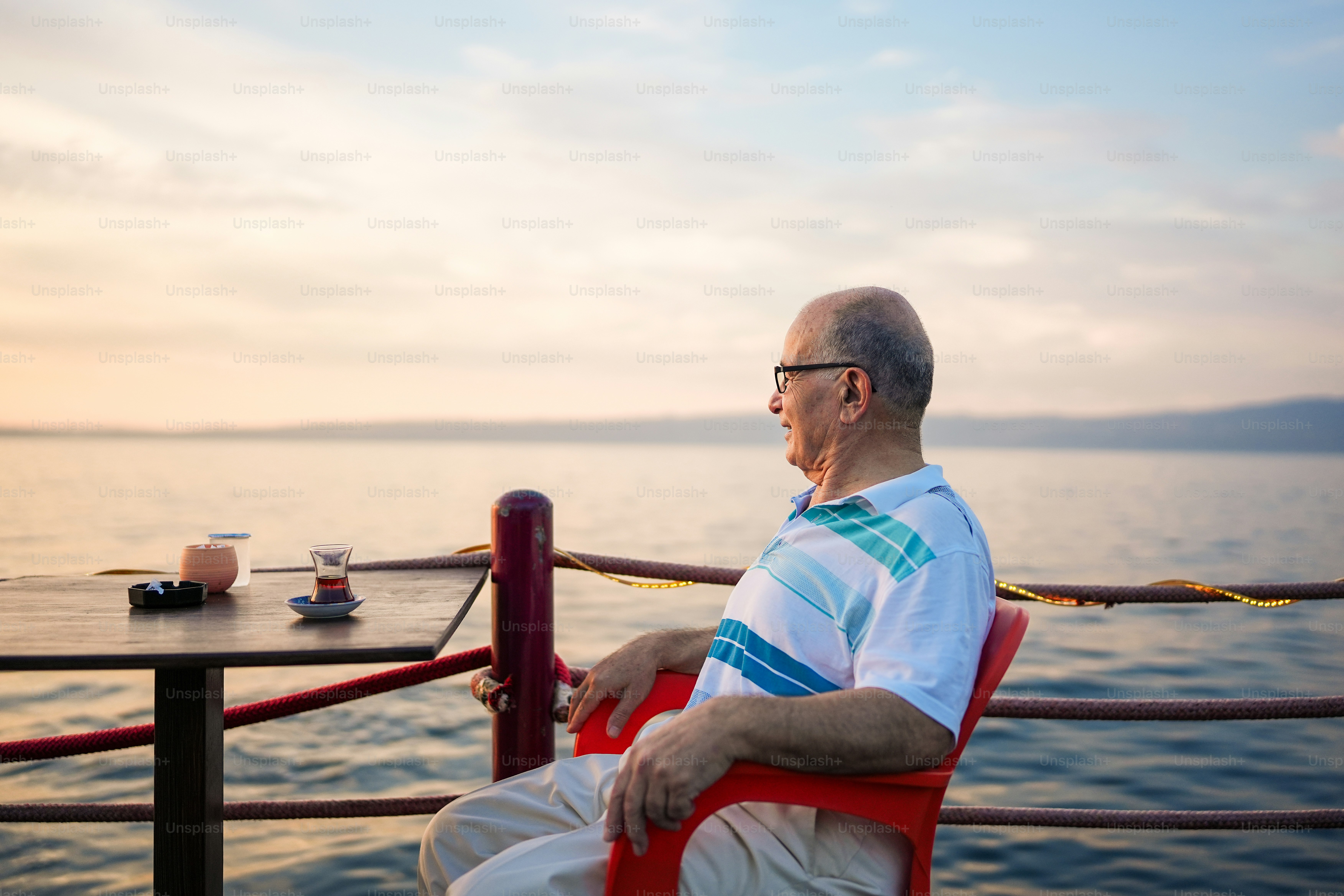 ボートのテーブルに座っている男