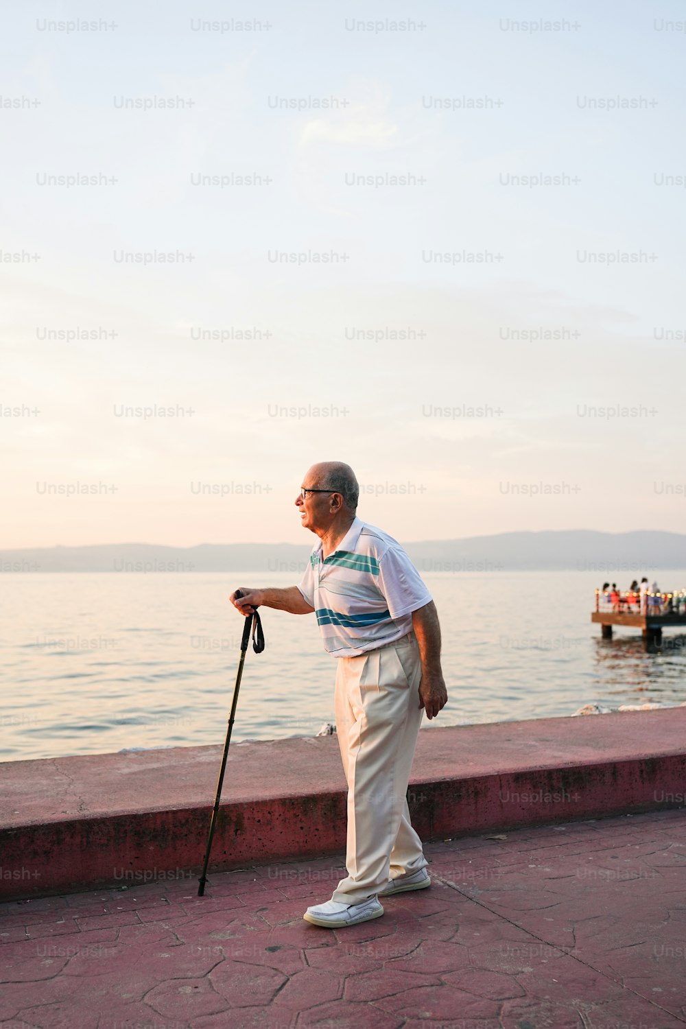 Ein Mann, der neben einem Gewässer steht