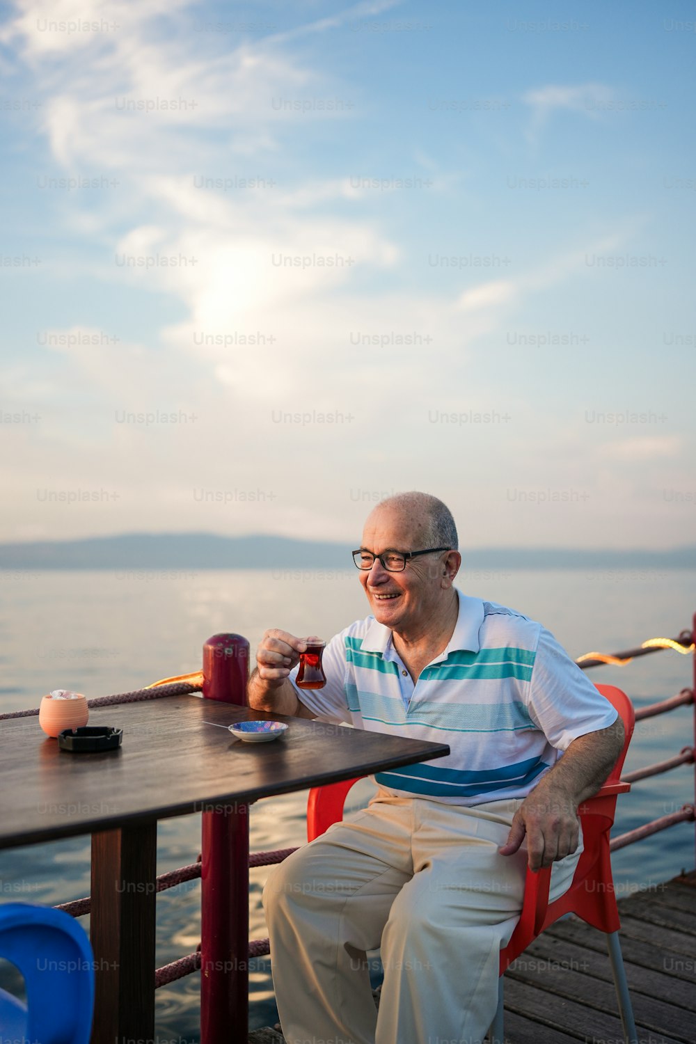 um homem sentado em uma mesa em um barco