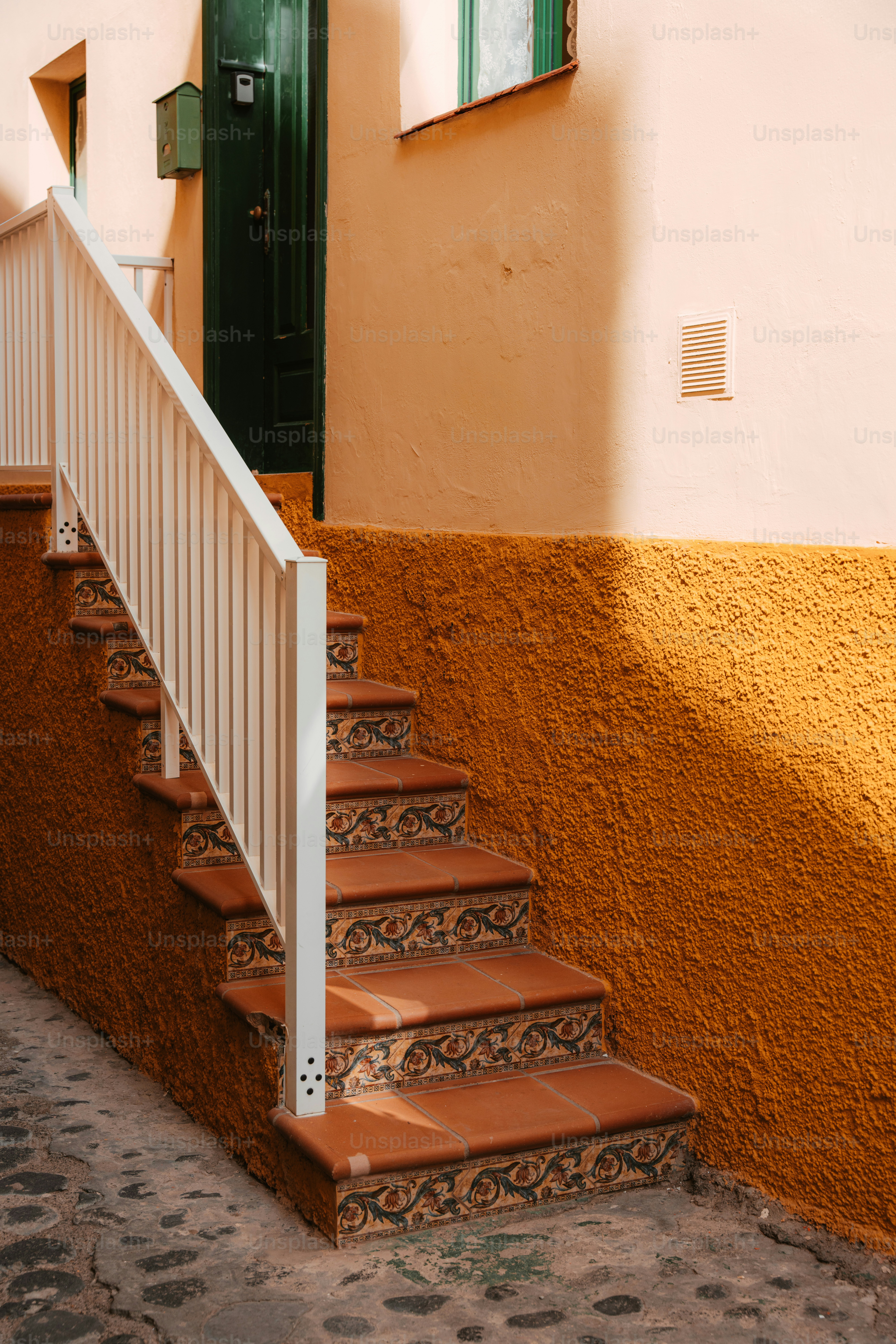 eine Treppe, die zu einer grünen Tür führt