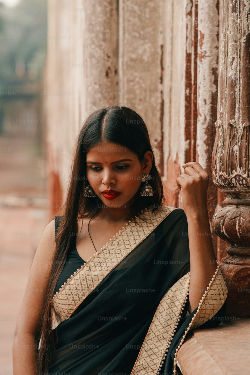 Une femme vêtue d’un sari noir et or