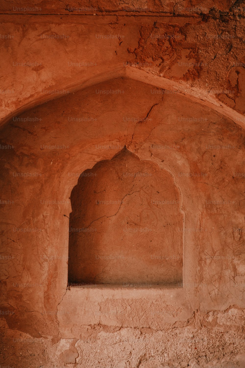 une arche en pierre avec une fenêtre
