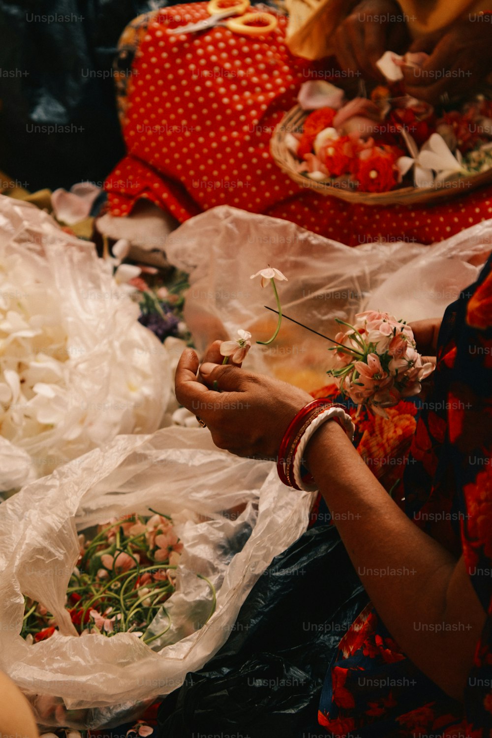 빨간 드레스를 입은 여자가 꽃을 자르고 있다