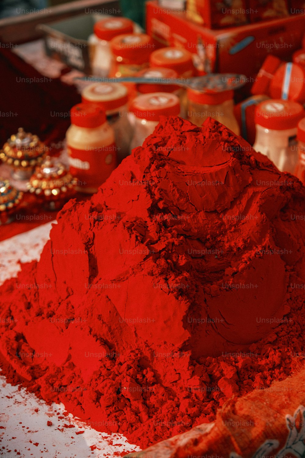 テーブルの上に置かれた赤い粉の山