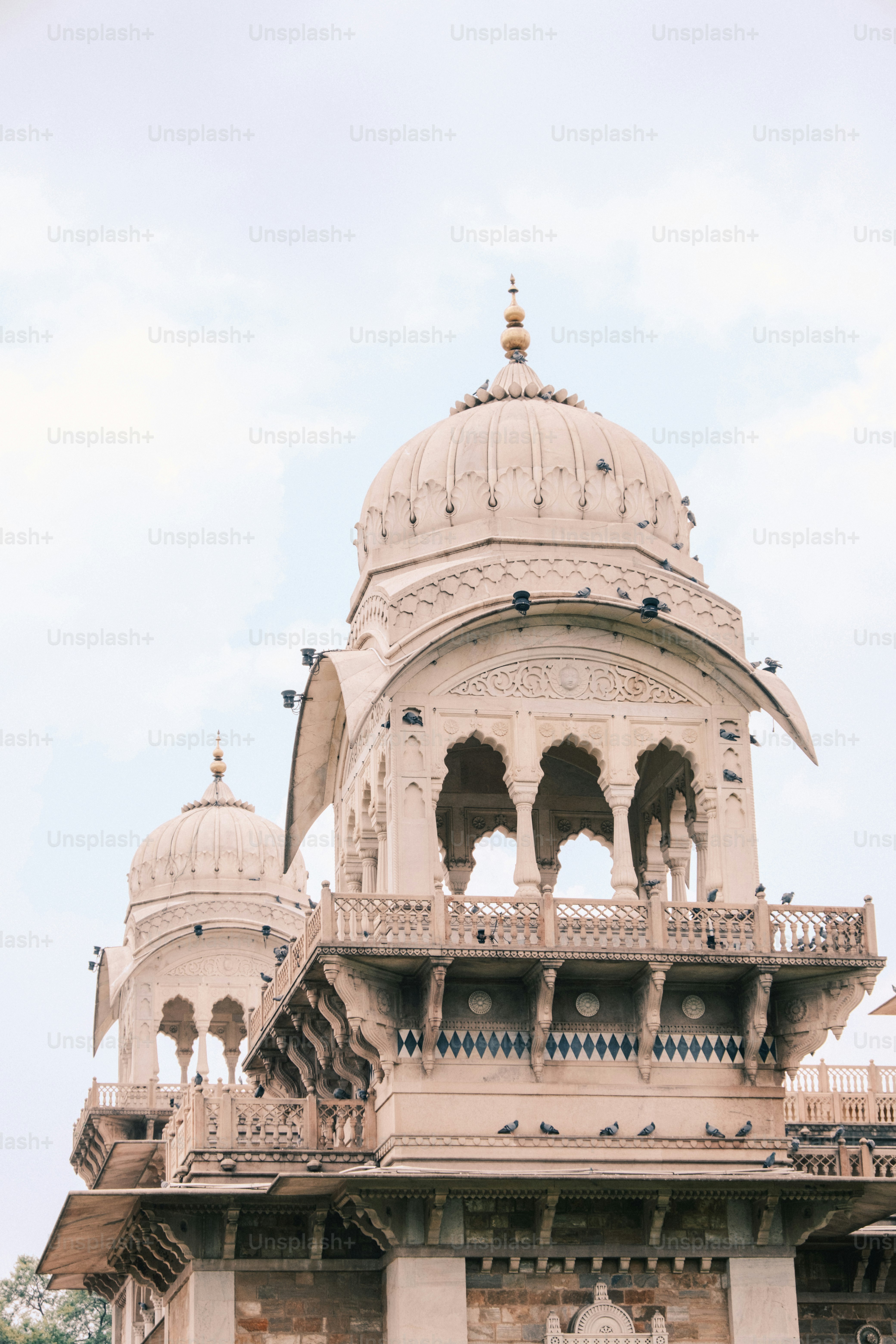 側面に時計が付いた大きな白い建物