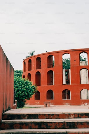 Un edificio rojo con un montón de ventanas