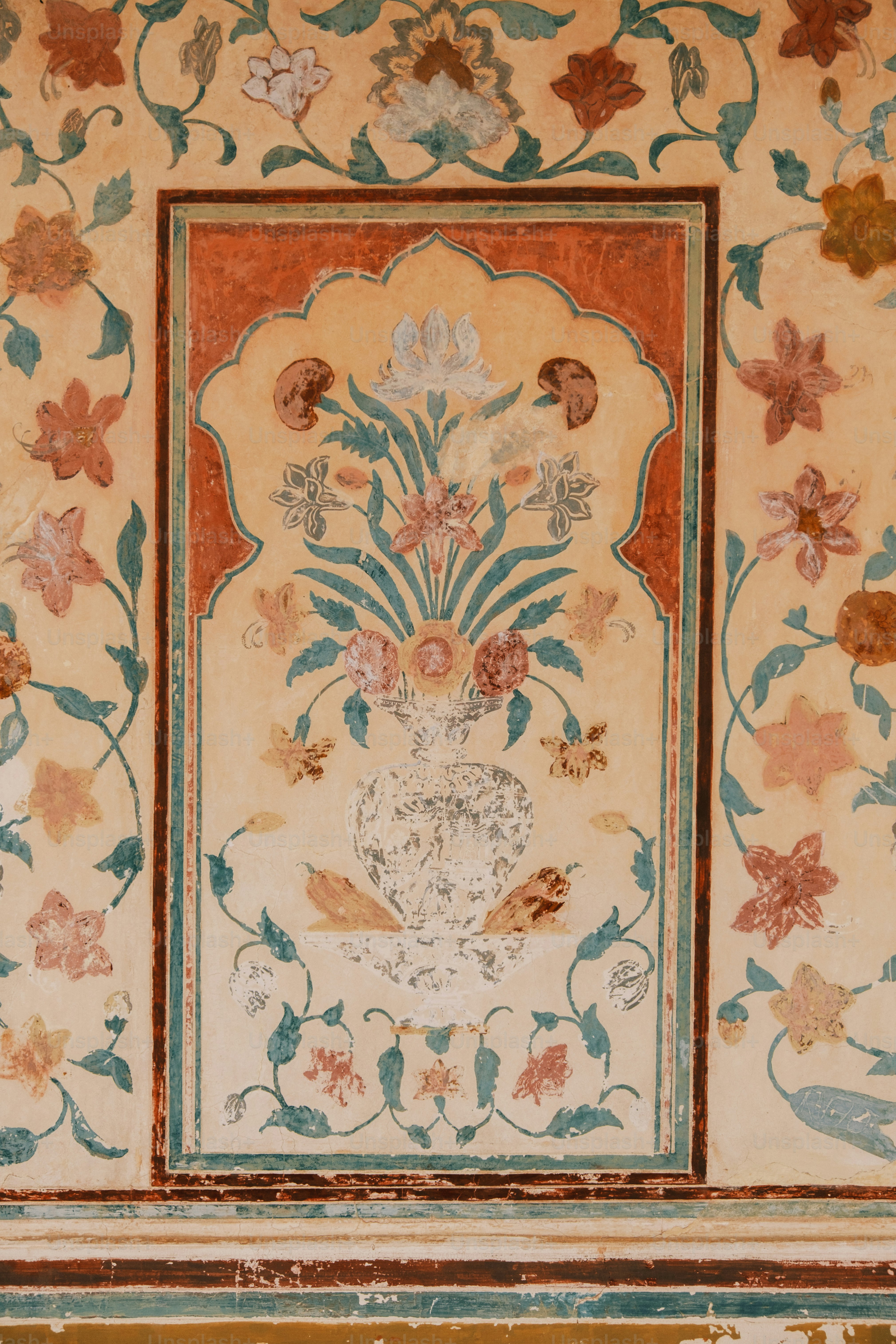 壁に花が描かれた花瓶の絵