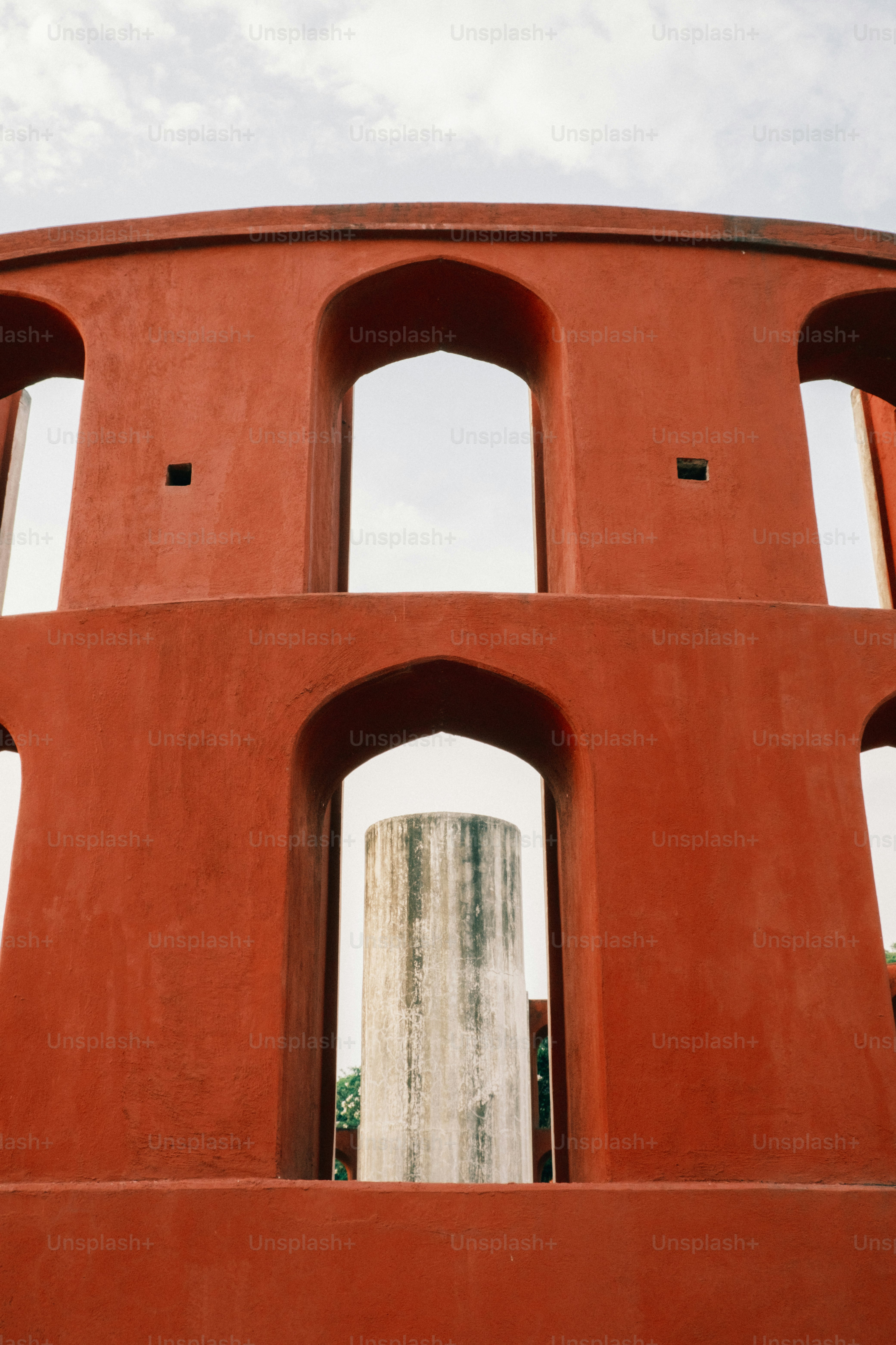 um edifício vermelho com duas janelas e um fundo do céu