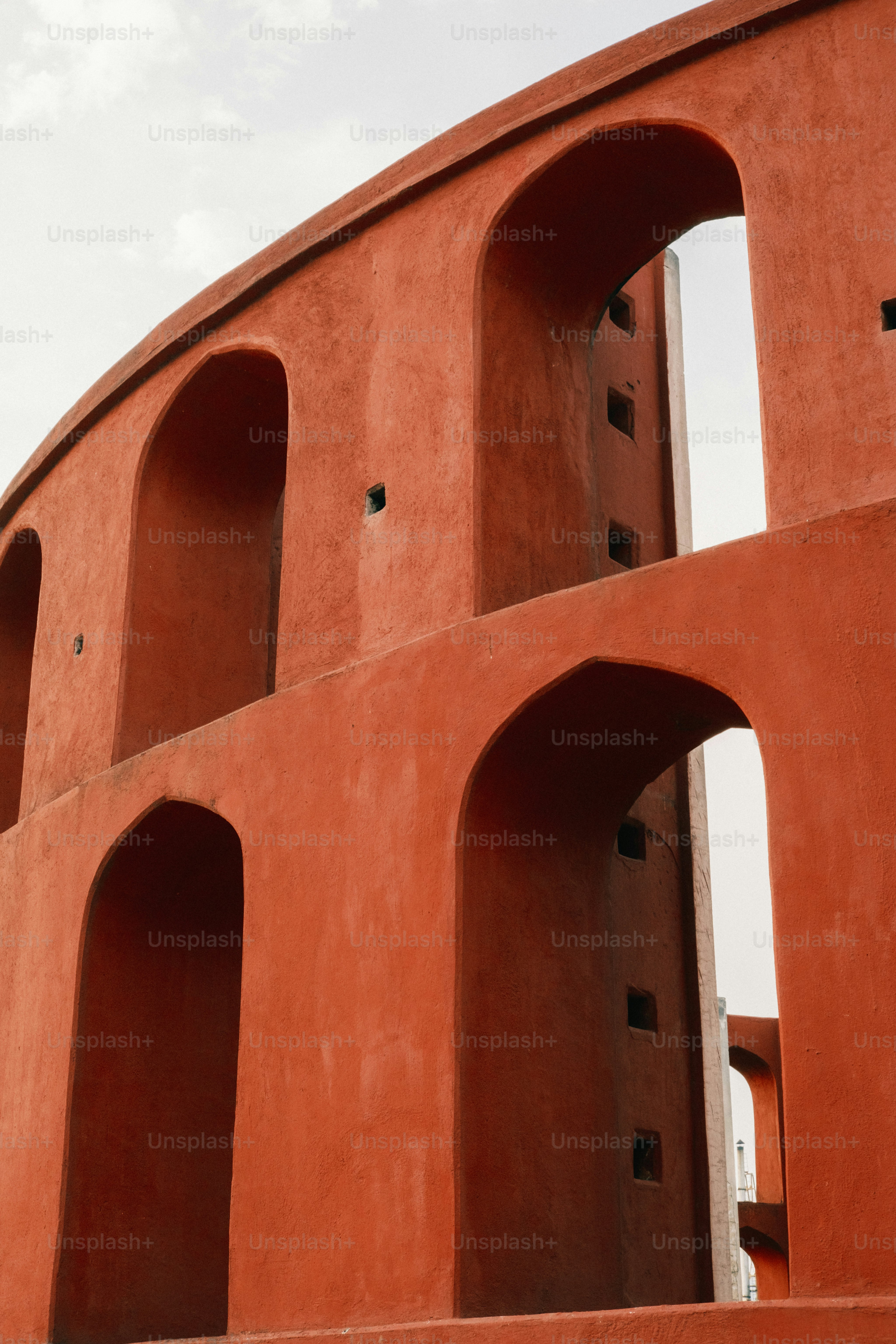 側面に時計がある大きな赤い建物