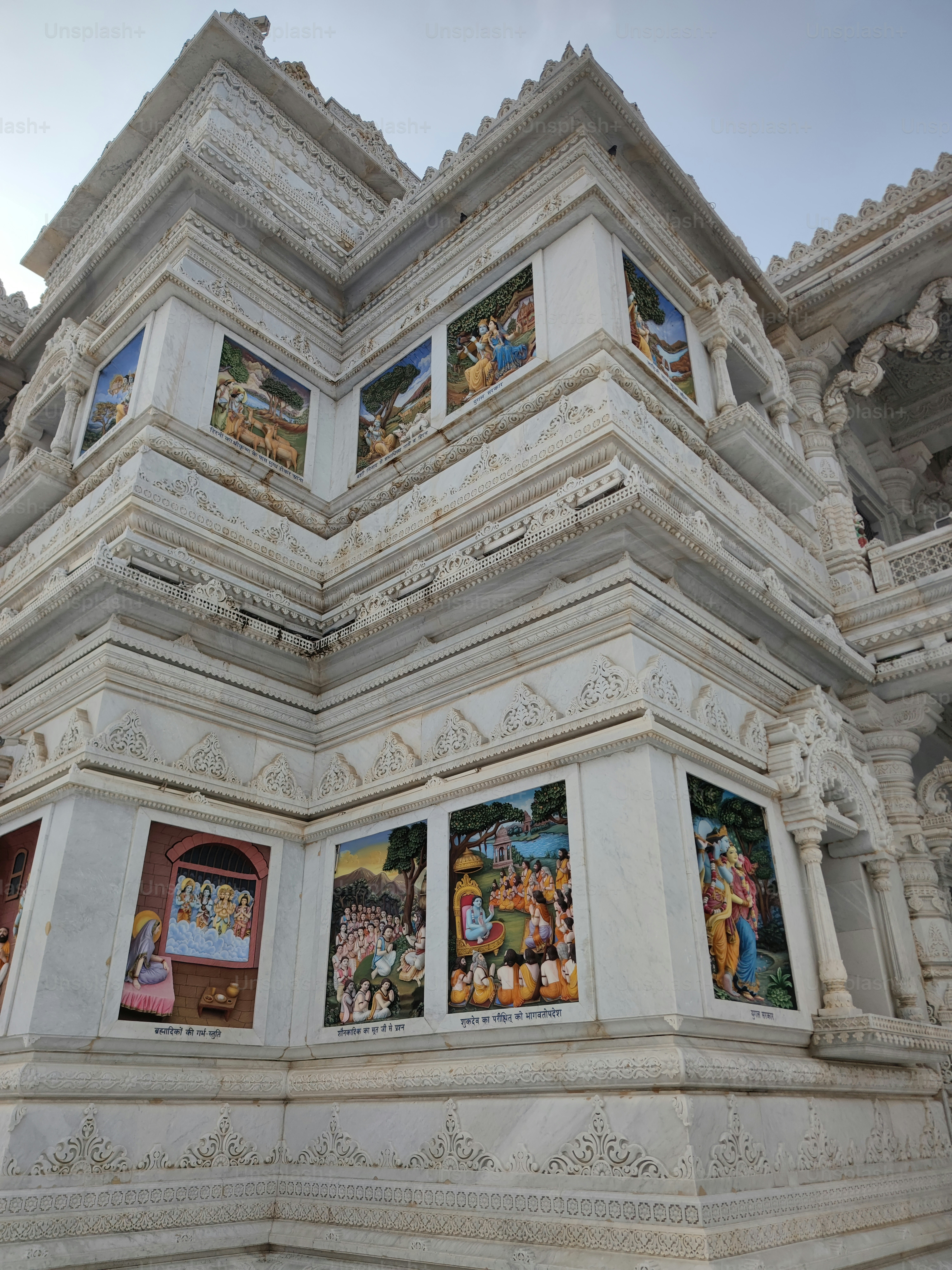 その横に絵画が描かれた背の高い白い建物