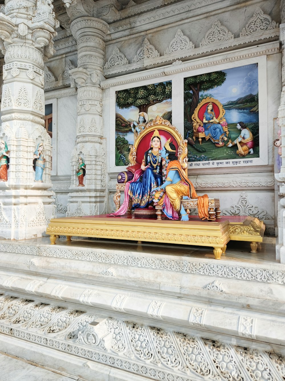 une statue d’une personne assise sur un trône