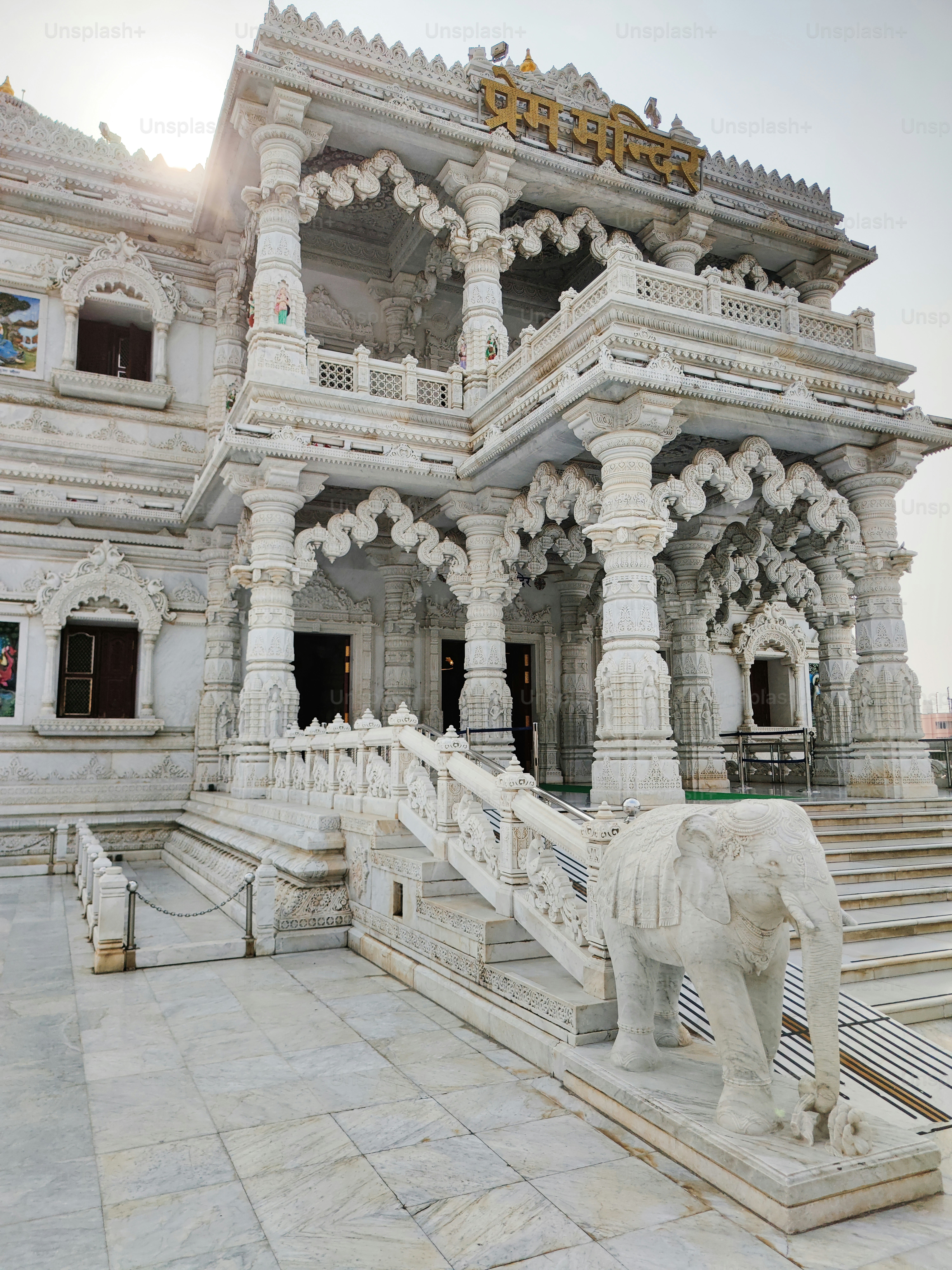 建物の前にある白象の像