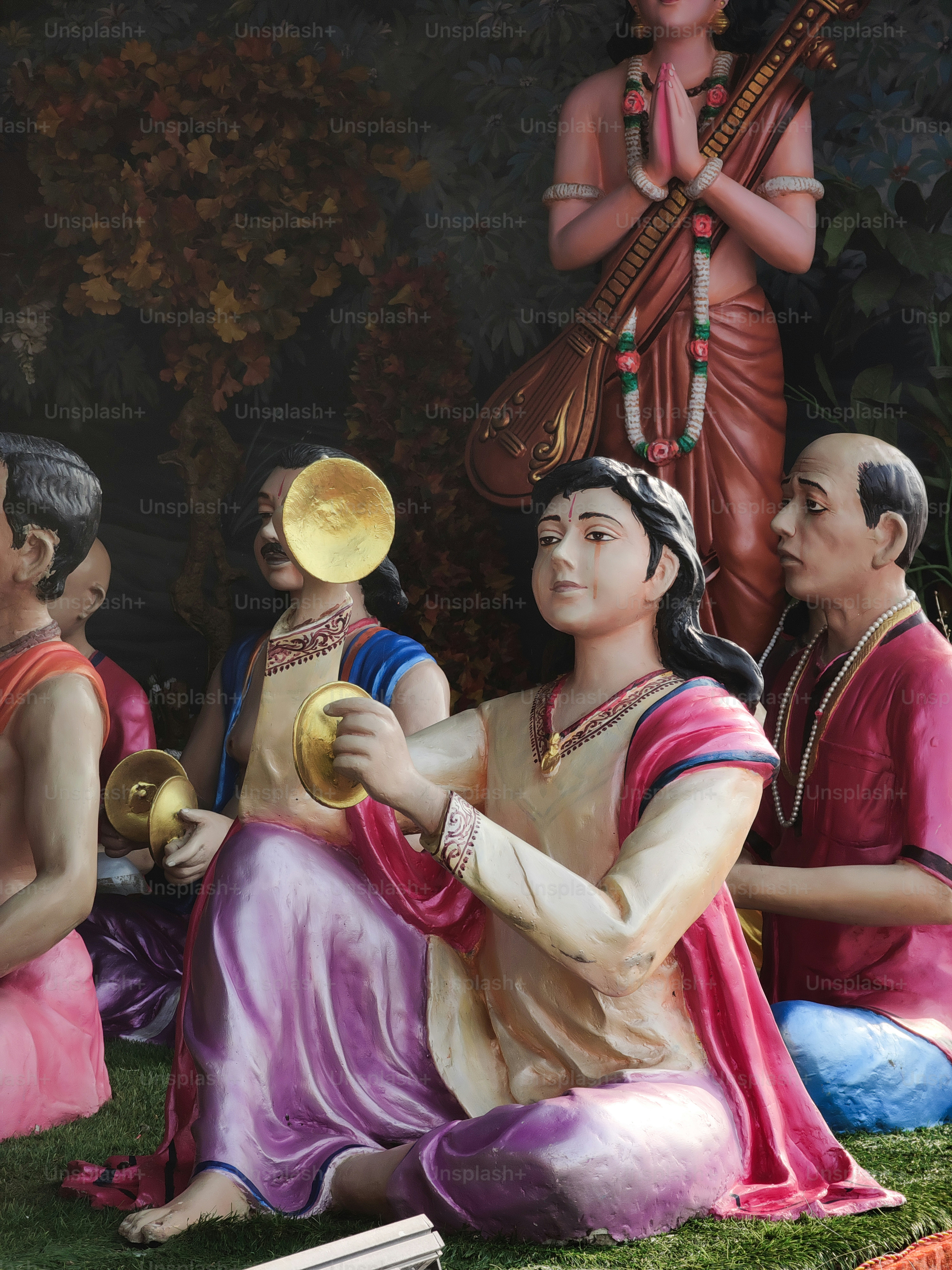 地面に座っている人々のグループの像