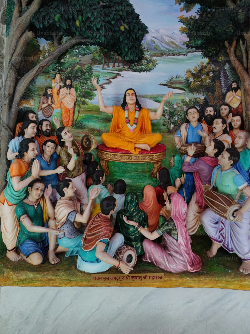 Una pintura de una mujer sentada frente a un grupo de personas