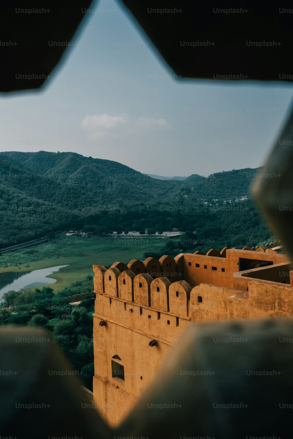 Una vista desde una ventana de un edificio con montañas al fondo