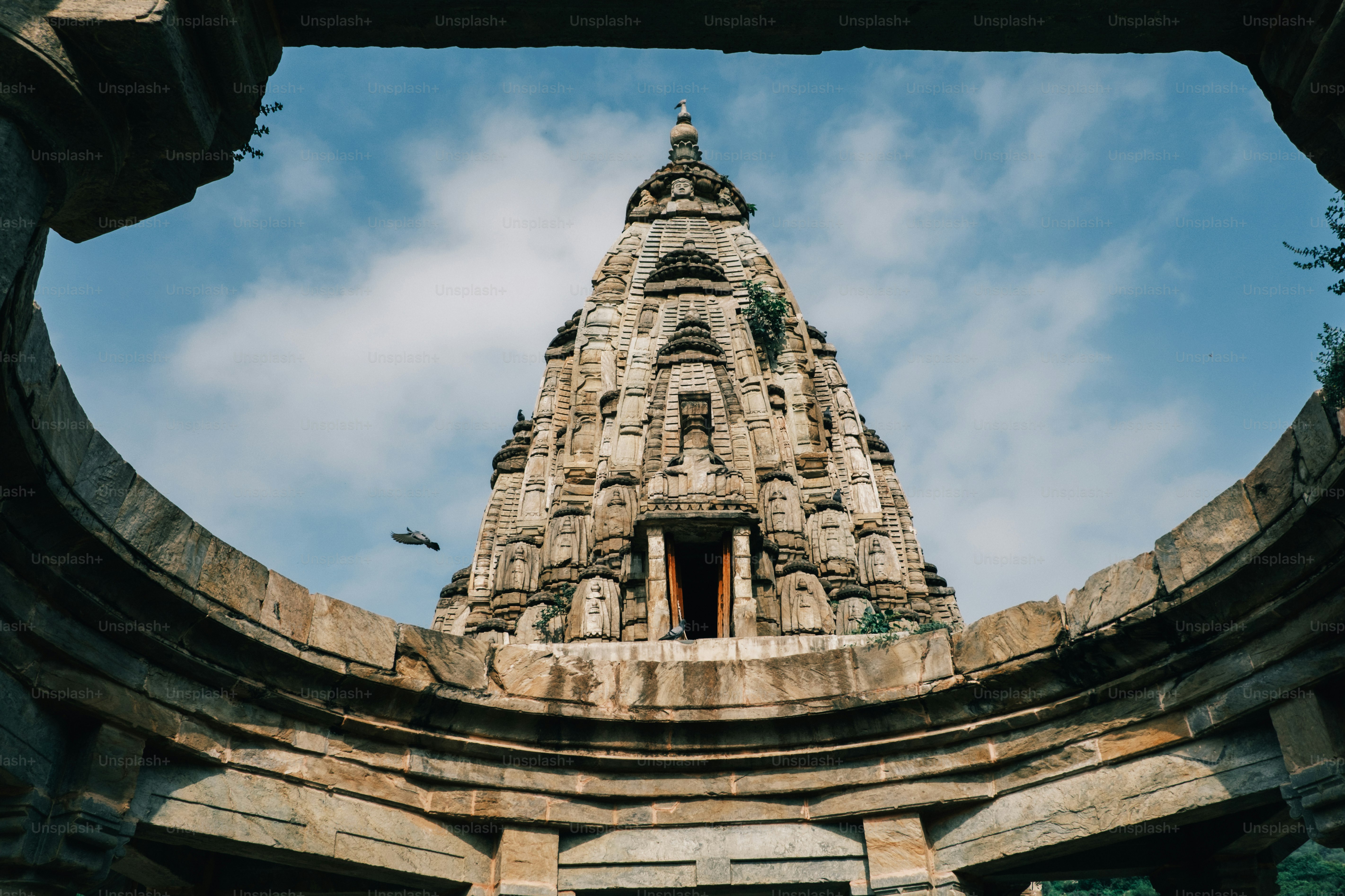 Una torre muy alta con un cielo al fondo