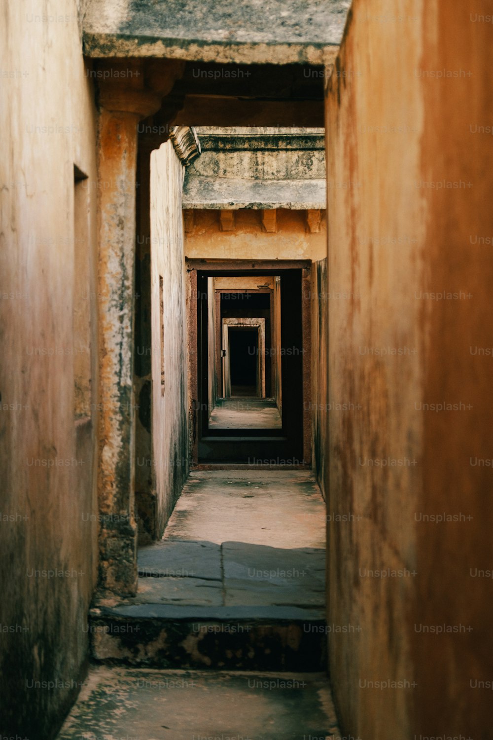 Un corridoio lungo e stretto in un vecchio edificio