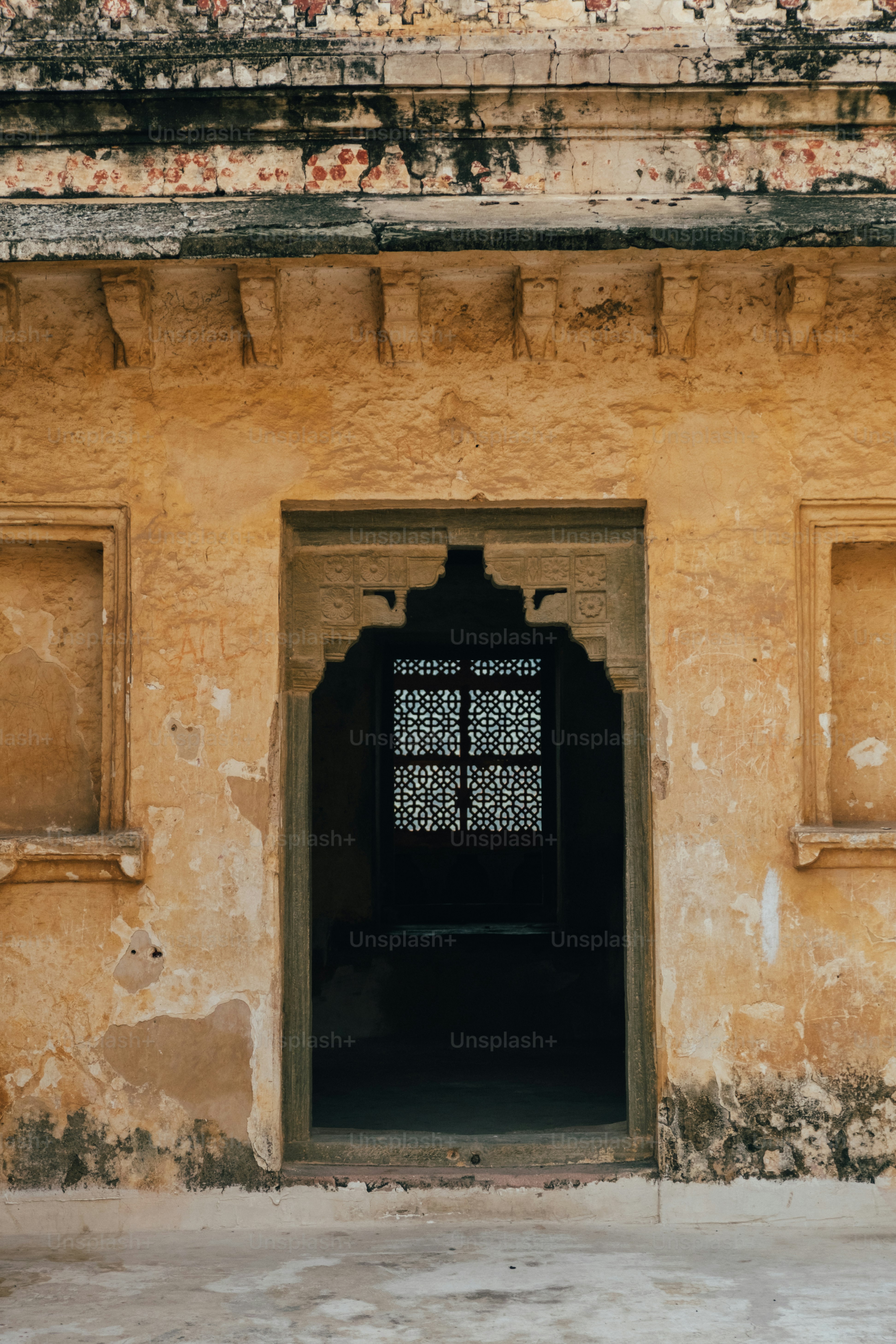 Un edificio antiguo con puerta y ventana