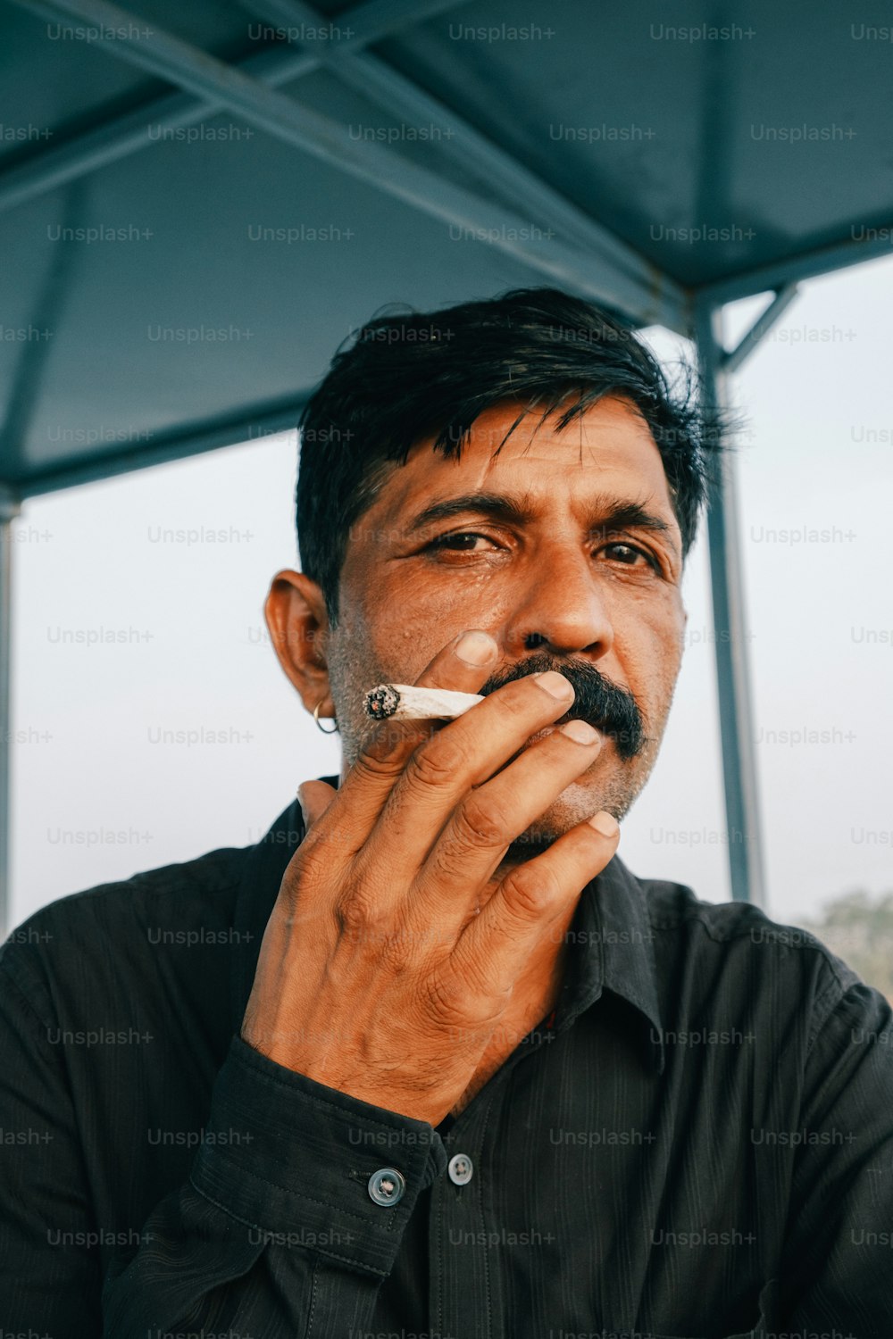 Un uomo con una sigaretta in bocca