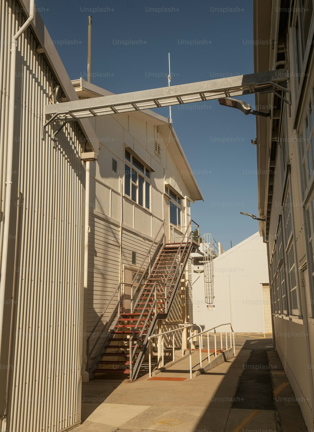 un escalier menant à un bâtiment