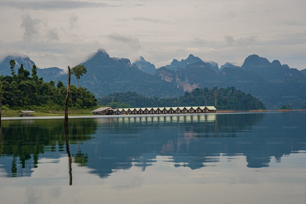 un grand plan d’eau avec des montagnes en arrière-plan