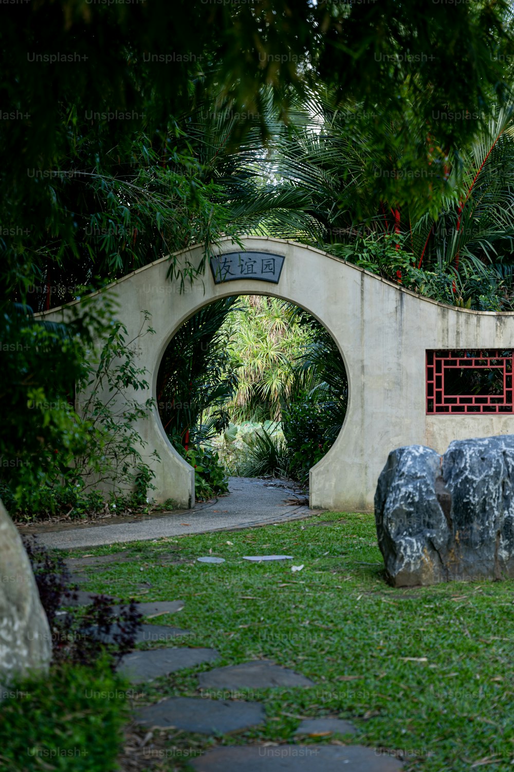 Una panchina di pietra seduta nel mezzo di un parco verde lussureggiante