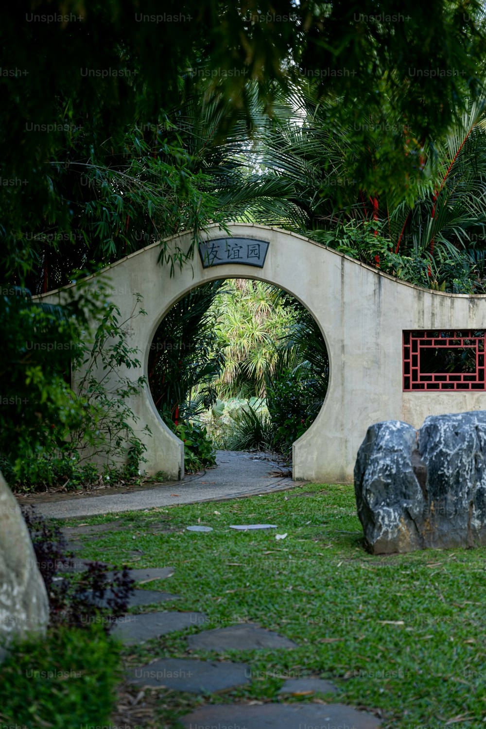 Una panchina di pietra seduta nel mezzo di un parco verde lussureggiante