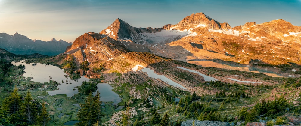 una cadena montañosa con un lago en primer plano