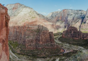 Una vista panoramica di un canyon con una strada tortuosa