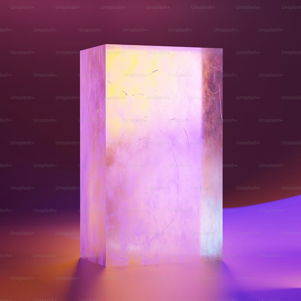 un cube blanc posé sur un sol violet