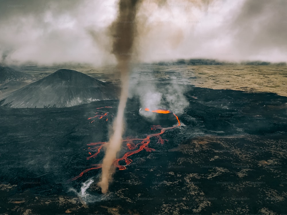 溶岩を空中に噴き出す火山