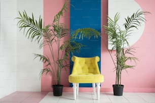 분홍색과 파란색 벽 앞에 앉아 있는 노란색 의자