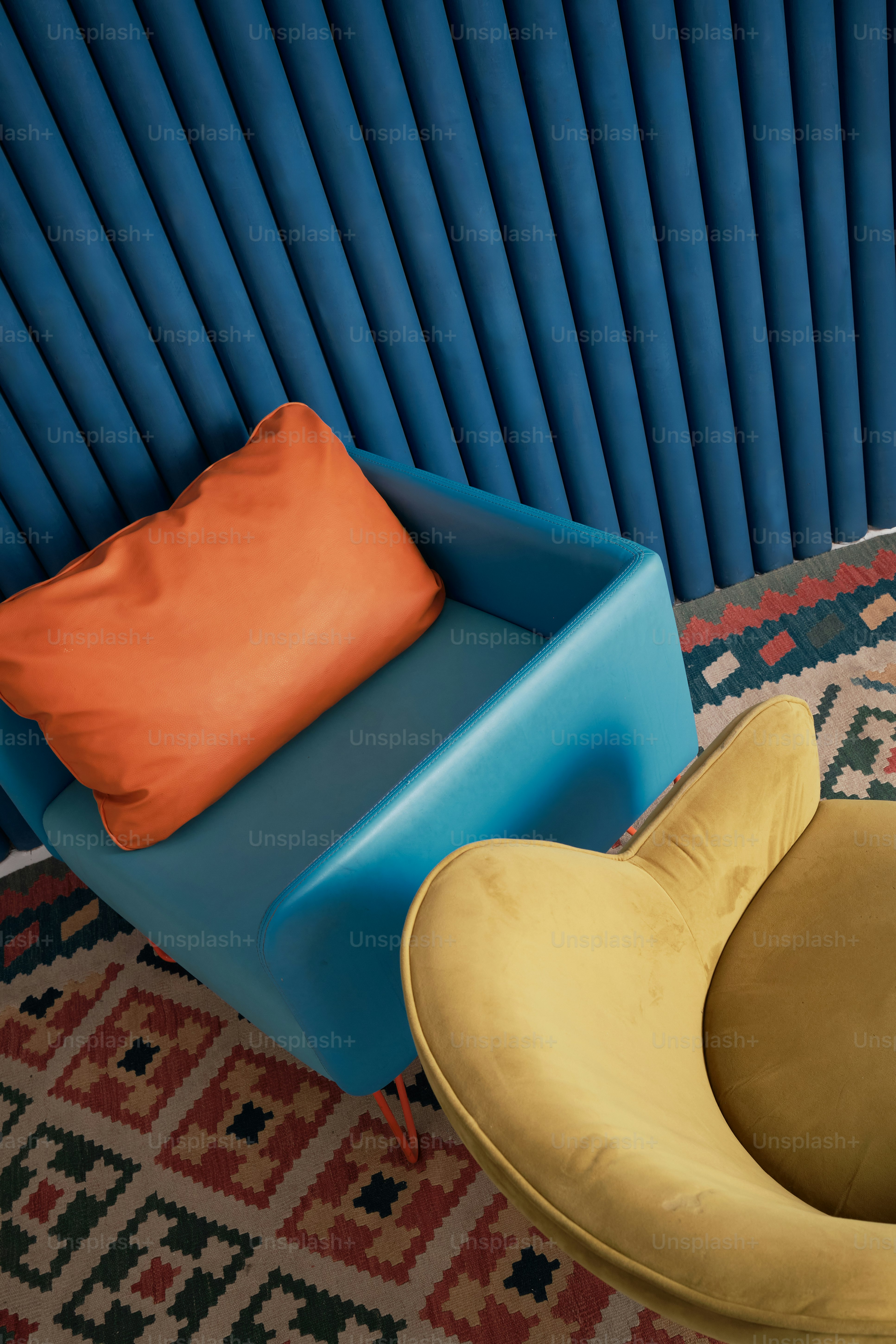 Une chaise bleue et une chaise jaune dans une chambre photo