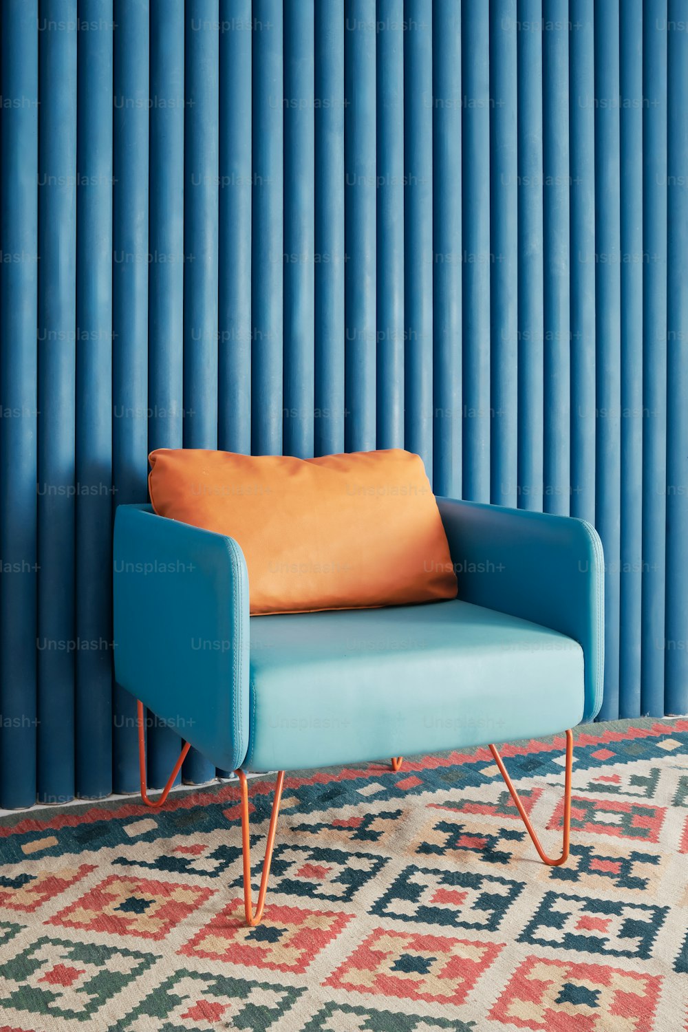 une chaise bleue assise devant un mur bleu