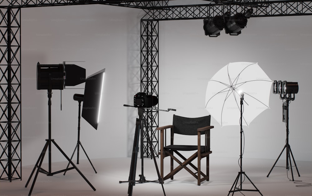 um estúdio fotográfico com cadeira, guarda-sol e equipamento de iluminação