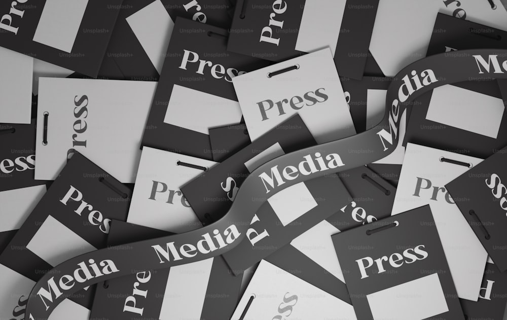 Ein Stapel schwarz-weißer Papiere mit dem Wort "Presse" darauf