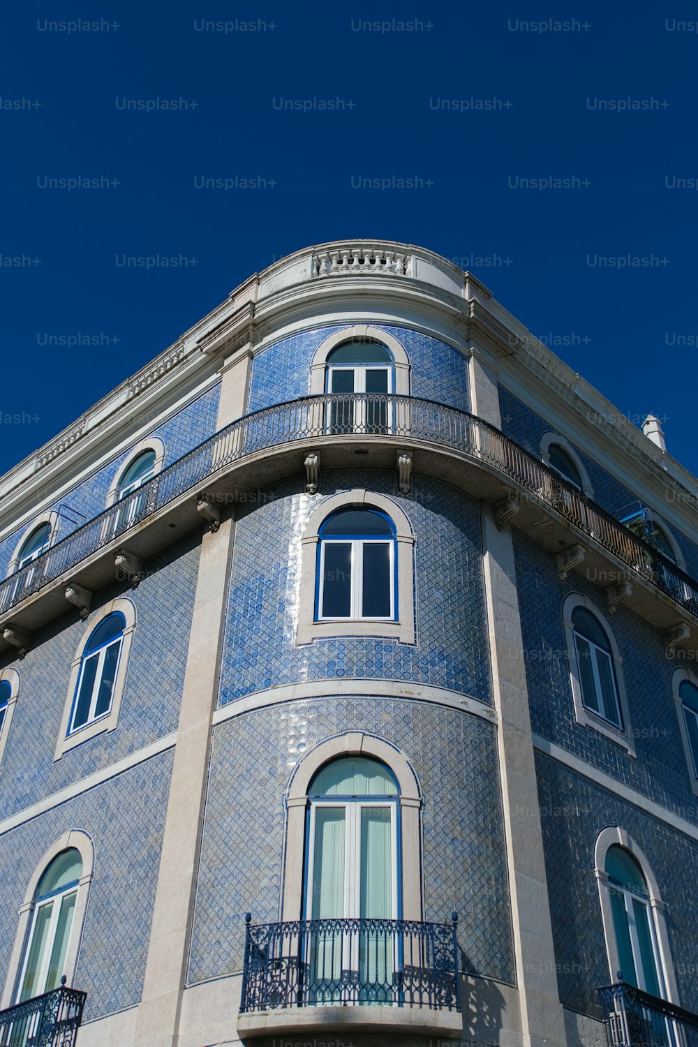 Un edificio azul con balcón y balcones