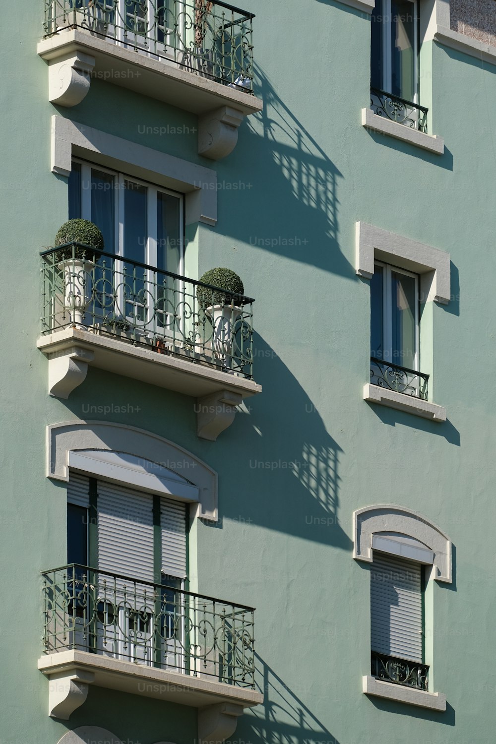 un edificio alto con balconi e balconi sui balconi