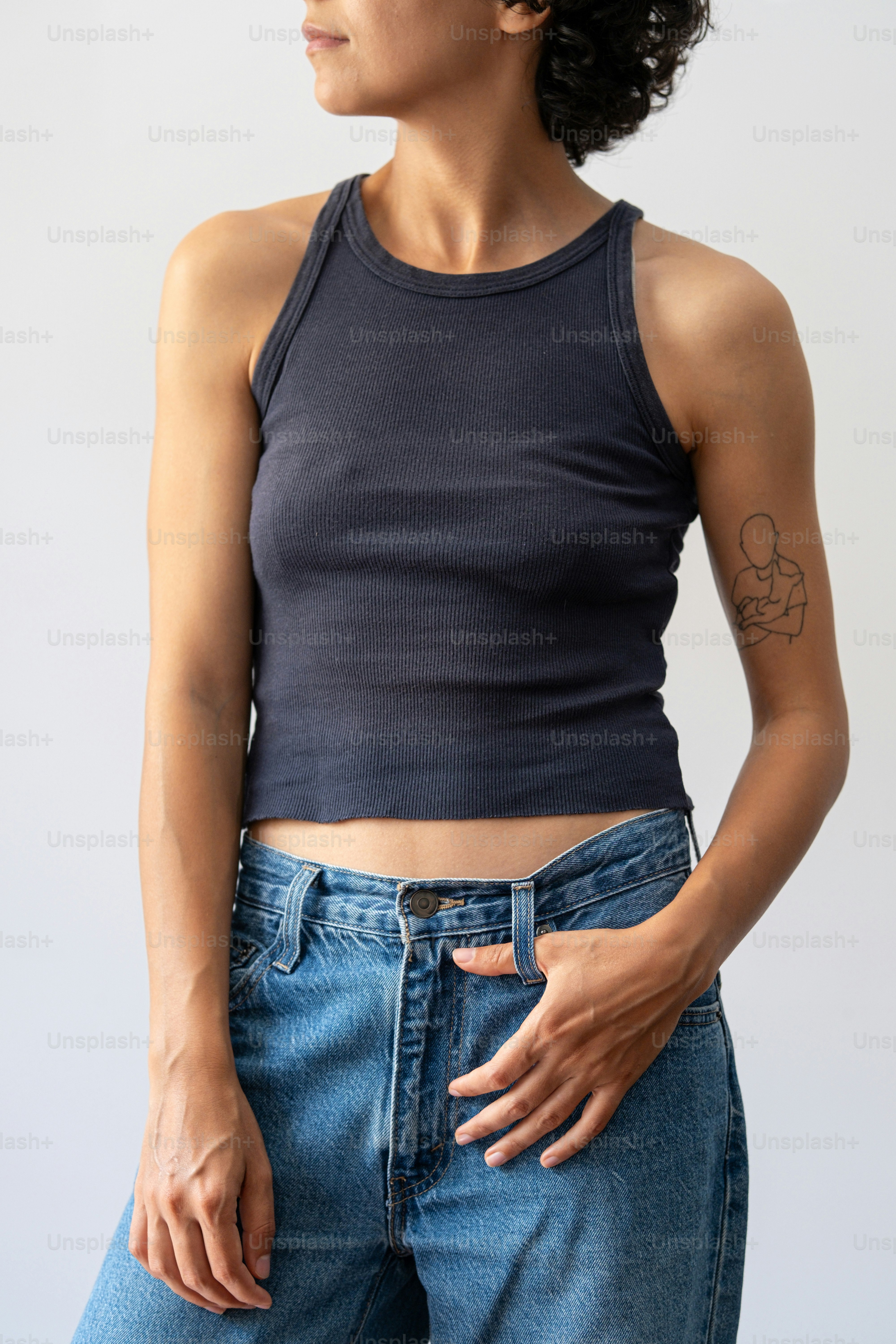 Una donna con un tatuaggio sul suo braccio