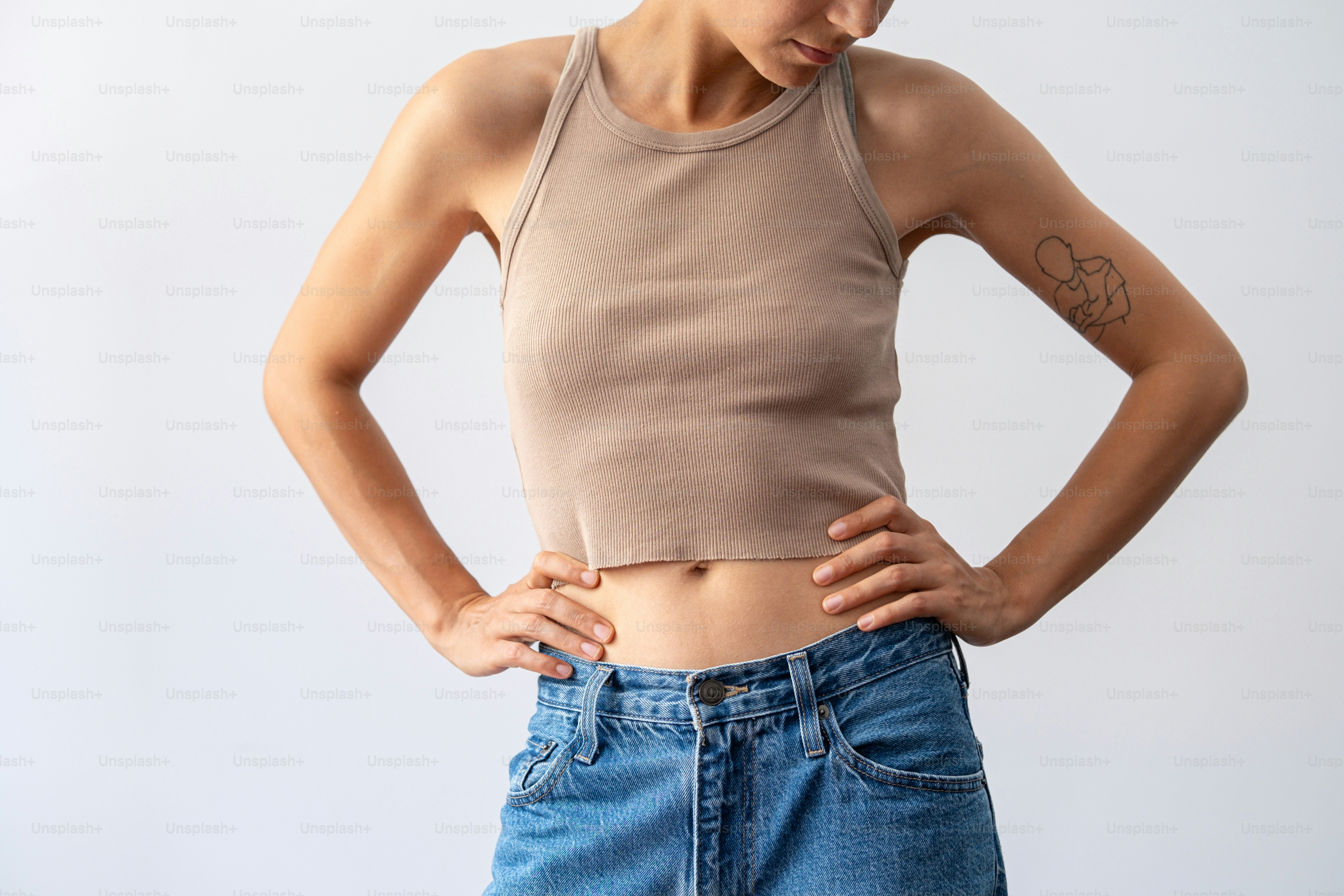 eine frau mit den händen in den hüften