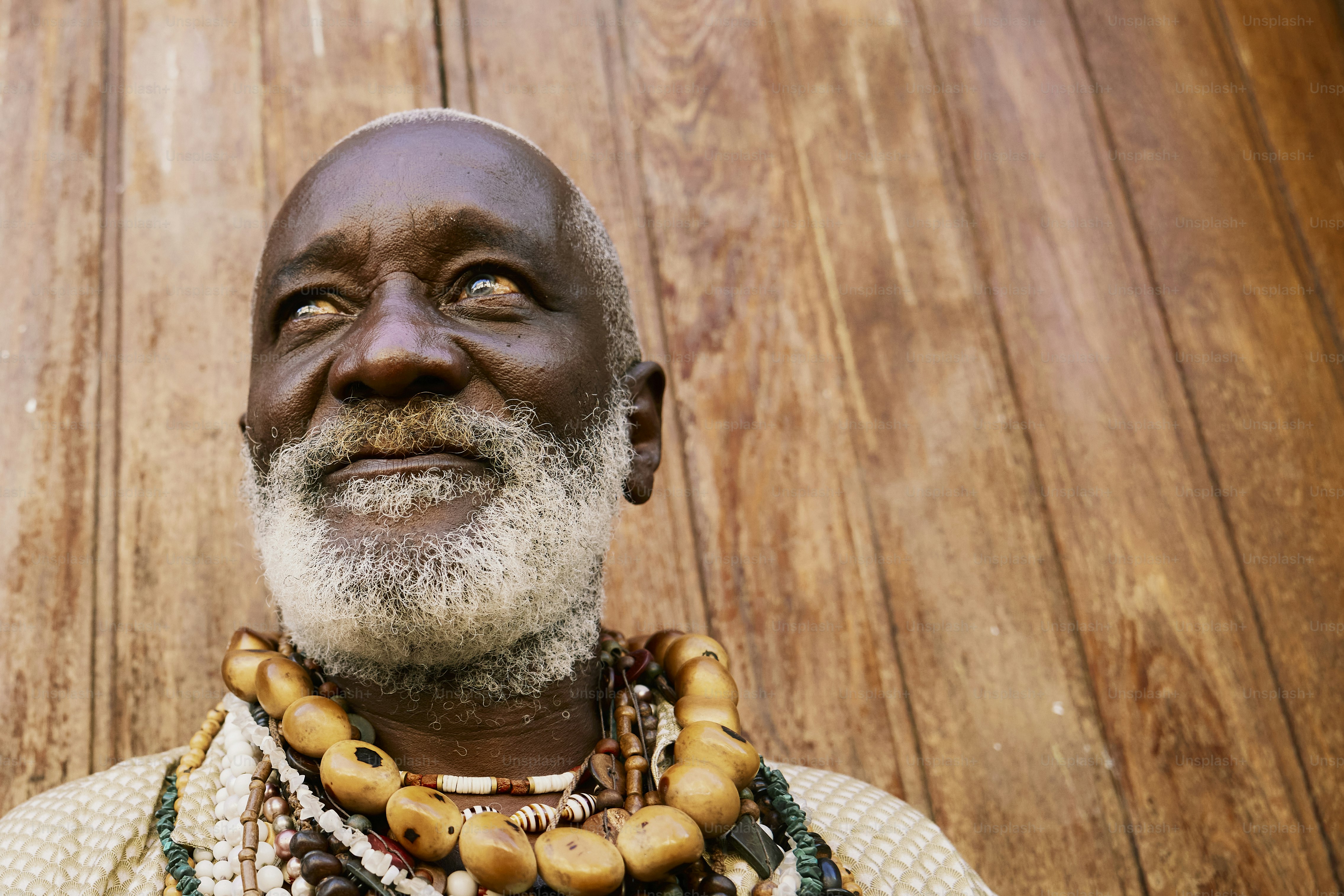 Un homme avec une barbe portant un collier