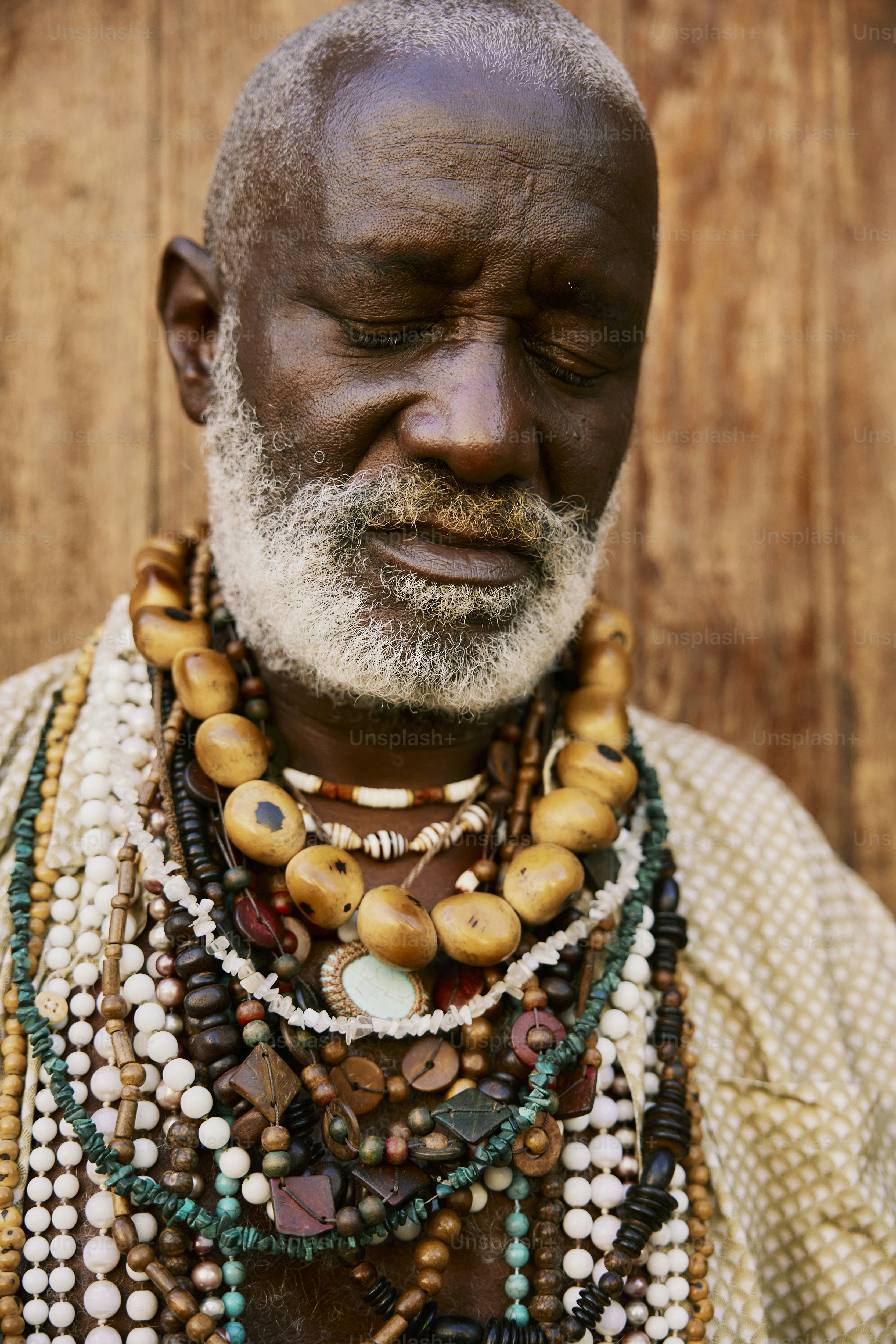 un homme avec une barbe portant une variété de colliers