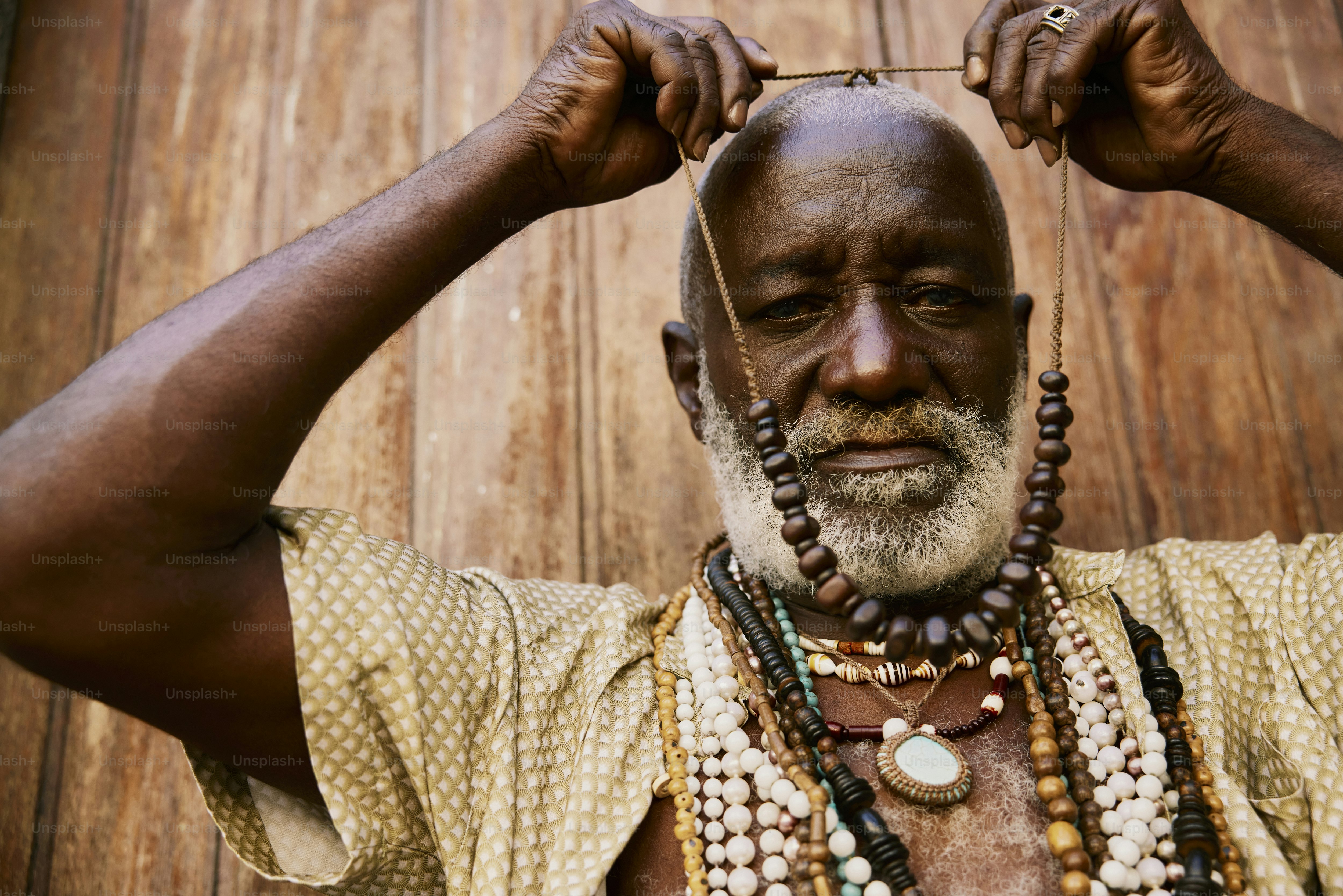 Un homme avec une barbe et des perles autour du cou